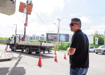 André Coutinho acompanha instalação de nova iluminação em viadutos para melhorar a segurança de motoristas em Cabedelo