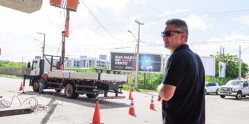 André Coutinho acompanha instalação de nova iluminação em viadutos para melhorar a segurança de motoristas em Cabedelo
