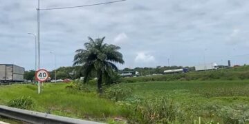 Condutor de moto morre e passageiro fica em estado grave após colisão com carro