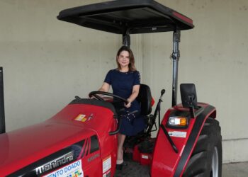 Conde recebe trator agrícola da Codevasf para fortalecer agricultura familiar
