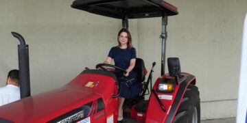 Conde recebe trator agrícola da Codevasf para fortalecer agricultura familiar