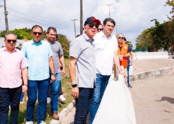 Leo Bezerra destaca a proteção ambiental e segurança dos visitantes, durante inspeção às obras na falésia do Cabo Branco