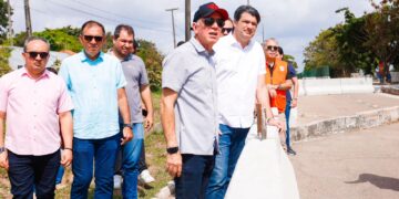 Leo Bezerra destaca a proteção ambiental e segurança dos visitantes, durante inspeção às obras na falésia do Cabo Branco