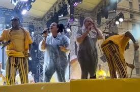 Mumuzinho troca de lugar com funcionária da limpeza; vídeo