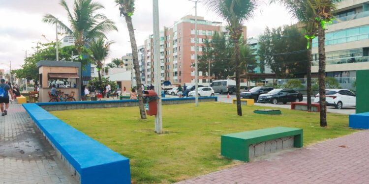 Em Intermares, prefeito André Coutinho entrega Praça do Surfista e quiosques totalmente revitalizados