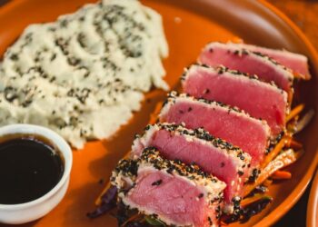 Réveillon Minha Praia celebra a chegada de 2026 com shows de Funkeira, Os Eloquentes e DJ Astek na Praia do Seixas