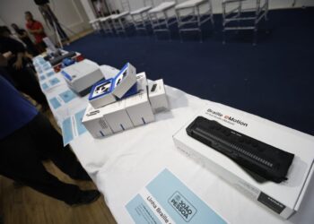 Cícero Lucena amplia inclusão na Rede Municipal de João Pessoa com a entrega de óculos inteligentes para estudantes com deficiência visual