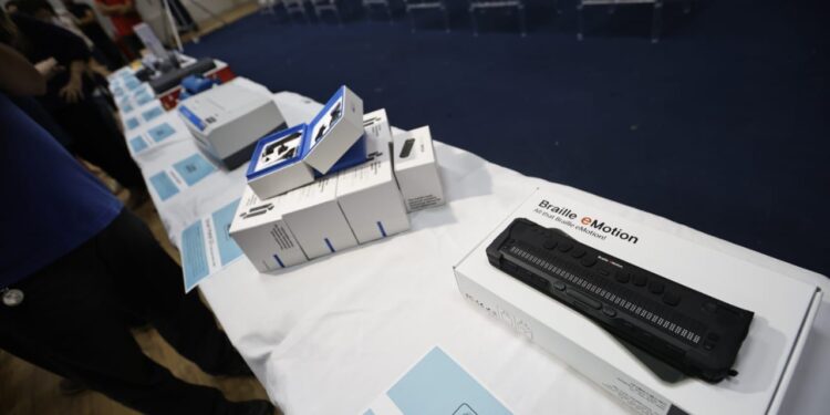 Cícero Lucena amplia inclusão na Rede Municipal de João Pessoa com a entrega de óculos inteligentes para estudantes com deficiência visual