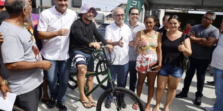 Cícero Lucena entrega 20 novas recicletas, amplia para 60 equipamentos na coleta seletiva da Capital e destaca avanço na proteção animal