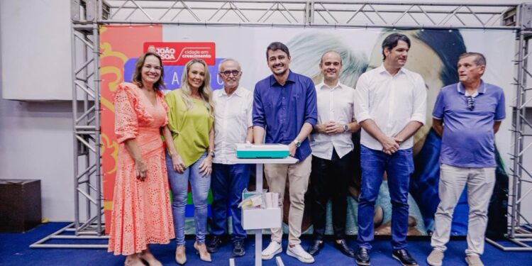 Cícero Lucena entrega aparelhos de eletrocardiograma para  todas as USFs de João Pessoa e anuncia aumento de 31,29 % para diretores das unidades