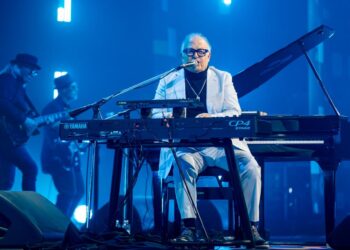 Guilherme Arantes celebra 50 anos de carreira com a turnê “50 Anos-Luz” dia 10 de abril no Teatro Pedra do Reino