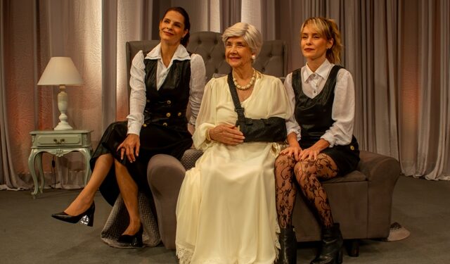 As atrizes Helena Ranaldi, Fernanda Nobre e Ana Rosa apresentam o espetáculo “Três Mulheres Altas” no Teatro Paulo Pontes