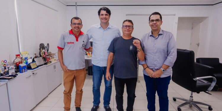 Leo Bezerra reúne Emlur, sindicato e empresas de limpeza urbana para garantir serviços de qualidade para população