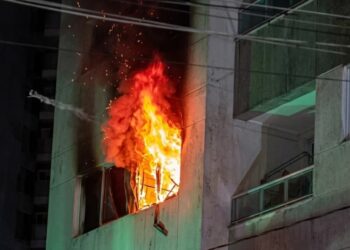 Incêndio de grandes proporções atinge apartamento no bairro de Manaíra