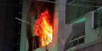 Incêndio de grandes proporções atinge apartamento no bairro de Manaíra
