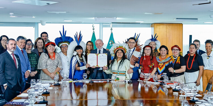 Lula sanciona lei que prevê tornozeleira eletrônica para agressores de mulheres