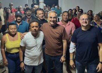 Luciano Cartaxo visita comunidade Macacos e garante terceiro trator para a zona rural de Sousa