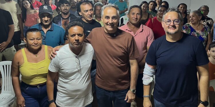 Luciano Cartaxo visita comunidade Macacos e garante terceiro trator para a zona rural de Sousa