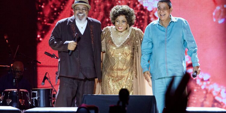 Zeca Pagodinho & Alcione & Jorge Aragão levam 65 mil pessoas ao Maracanã na estreia d’O Maior Encontro do Samba