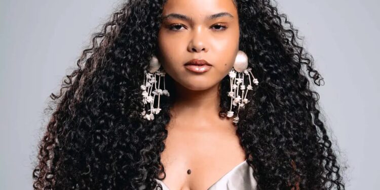 Com música inédita de Joyce Alane e reality vertical, Riachuelo amplia presença no São João e reafirma a cultura brasileira como pilar da marca