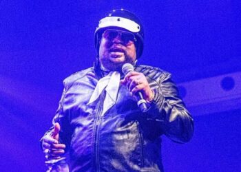 Vocalista do Village People morre aos 74 anos