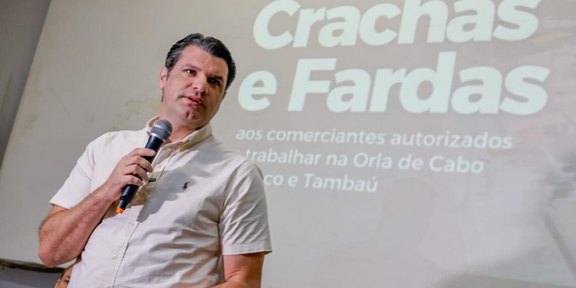 Leo Bezerra entrega fardamento e kits de proteção a trabalhadores da Orla de João Pessoa