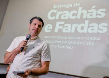 Leo Bezerra entrega fardamento e kits de proteção a trabalhadores da Orla de João Pessoa