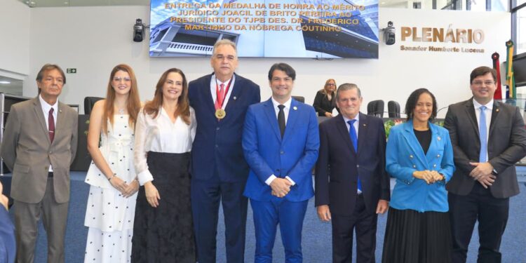 Leo Bezerra destaca espírito colaborativo e homenageia presidente do TJPB na Câmara de João Pessoa