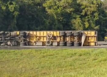 Carreta tomba na BR-230, ocupa duas faixas e deixa duas pessoas levemente feridas em Santa Rita