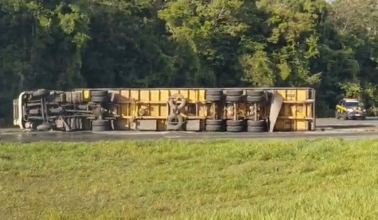 Carreta tomba na BR-230, ocupa duas faixas e deixa duas pessoas levemente feridas em Santa Rita