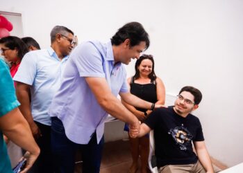 Leo Bezerra lança medalha para incentivar atendimento humanizado e reforça ações preventivas do Outubro Rosa