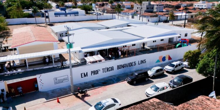 Leo Bezerra entrega nova estrutura da Escola Tércia Bonavides Lins, garantindo mais 900 vagas de ensino