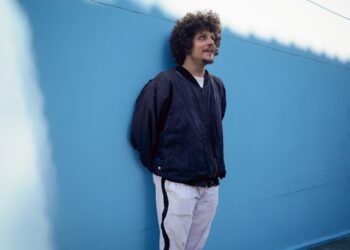 Chico Chico traz a turnê “Let It Burn / Deixa Arder” para a Paraíba em outubro